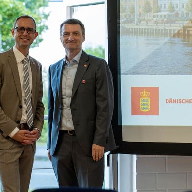 Schleswig-Holsteins Digitalisierungsminister Dirk Schrödter (v. l. ) und Generalkonsul in Dänemark Klaus Juel Werner bei der GovTech in Flensburg.  (Bild: © DigitalHub.SH)