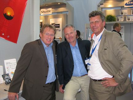 Thomas Fürstenberger von Fujitsu (li.), Kurt Schörghofer von Sapphire und Georg J. Dietsch von Fujitsu (Archiv: Vogel Business Media)