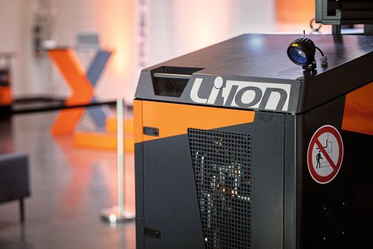 Die Auswahl des passenden Energiesystems ist wichtig. Nur so kann den hohen Einsatzzeiten der (automatisierten) Fahrzeuge begegnet werden.(Bild:  Hubtex)