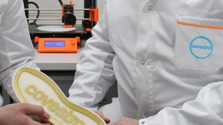 Auf der Simac Tanning Tech Fachmesse vom 20. bis 22. Februar 2018 in Mailand zeigt ATOM Lab, der Forschungs- und Innovationsbereich des Schuhmaschinenherstellers ATOM, erstmals einen vollautomatisierten Prozess für die Schuhproduktion. An seinem Stand in Halle 14 können Besucher 3D-gedruckte Sohlen und Obermaterialien aussuchen und sich daraus individuell Schuhe fertigen lassen. (Covestro)