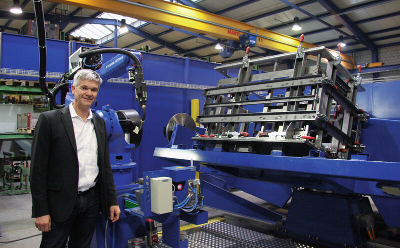 Thomas Wirth, Mitglied der Geschäftsleitung, in der neuen Schweisszelle, die mit einem Motoman-Schweissroboter ausgestattet ist. (Bild: SMM)