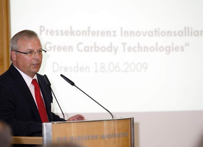 Hubert Waltl, Leiter Karosserieplanung und Werkzeugbau der Volkswagen AG: „Wir, die deutsche Automobilindustrie und die mit ihr verzahnten Zulieferer, werden gemeinsam neue energiefreundliche Technologien erarbeiten.“ (Archiv: Vogel Business Media)