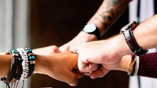 Eine moderne Unternehmenskultur sollte einerseits die Individualität und gleichzeitig das Zusammengehörigkeitsgefühl der Belegschaft fördern. (Bild: StockSnap)