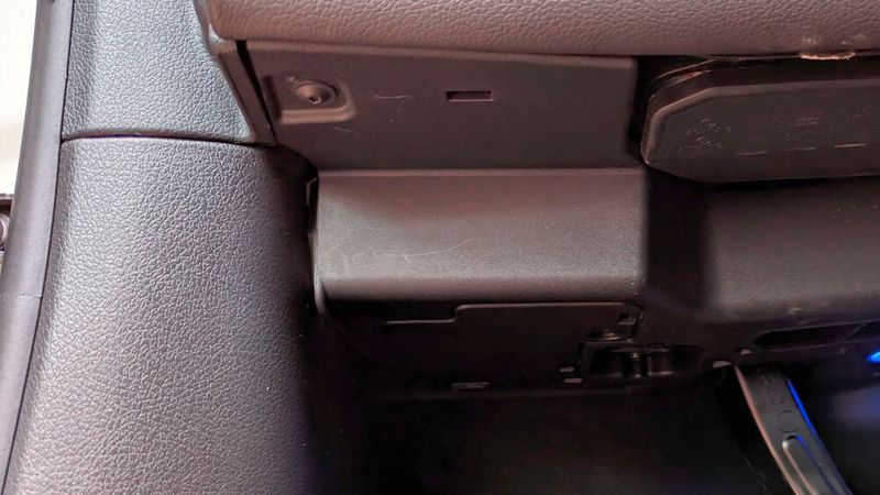 ... war keine Selbstverständlichkeit. Der Öffnungshebel ist unter einer verschraubten Klappe versteckt. Der EQE-Fahrer soll die Haube nicht selbst öffen, das ist der Werkstatt vorbehalten. Danke an dieser Stelle an die Kollegen in der Torpedo-Garage Kaiserslautern. Warum Mercedes so entschieden hat, ist unklar. Die Technik ist verkleidet, und Platz für einen Frunk wäre auch gewesen. (Bild: Rosenow – VCG)