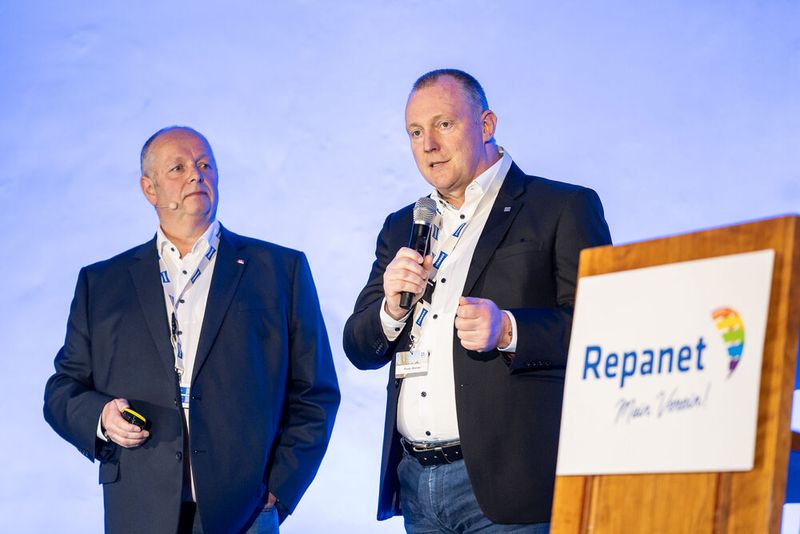 Andreas Keller, Repanet, im gespräch mit ZKF-Präsident Peter Börner (r.). (Bild: Repanet)