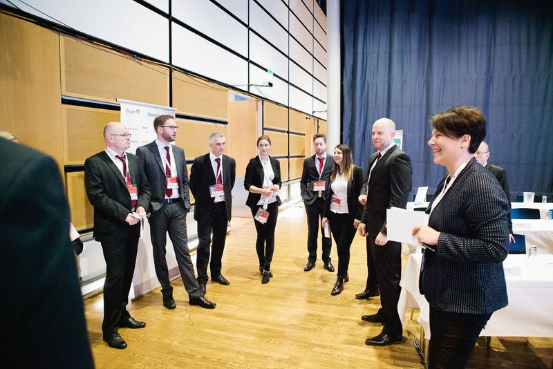 Maria Kornhoff (rechts, iTeam) beim morgendlichen Team-Briefing in froher Runde. (Astrid Piethan)