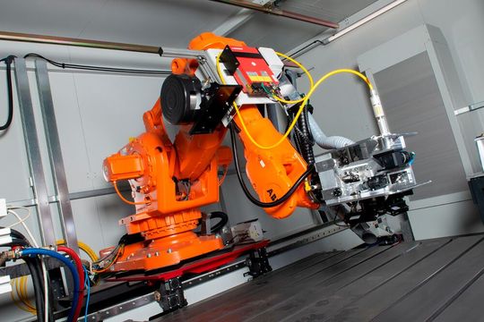 Am Fraunhofer IPT in Aachen forscht man am Laserstrukturieren großer Bauteiloberflächen. Das soll mit Unterstützung von Industrierobotern und einigen pfiffigen Ideen dann nicht nur produktiv sondern auch günstig klappen. Hier mehr dazu ... Am Fraunhofer IPT in Aachen forscht man am Laserstrukturieren großer Bauteiloberflächen. Das soll mit Unterstützung von Industrierobotern und einigen pfiffigen Ideen dann nicht nur produktiv sondern auch günstig klappen. Hier mehr dazu ...