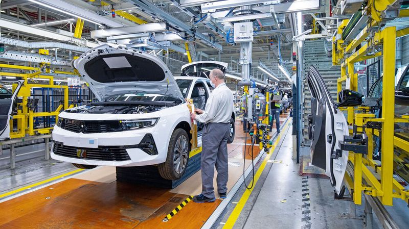 Blick in die Endmontage bei Opel in Rüsselsheim. Mitte November soll die Raumtemperatur in der Halle lediglich 12 °C betragen haben, berichtet das „Handelsblatt“.(Bild:  Opel/Stellantis)