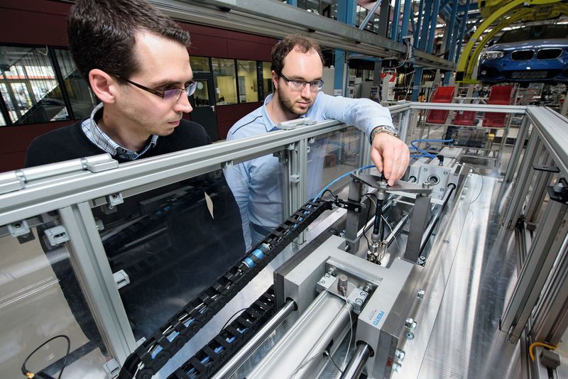 Nikolai Helwig and Tizian Schneider from the research team around Professor Andreas Schütze test the early detection programme.  (Oliver Dietze)