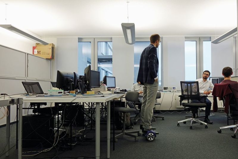 Start-up-Feeling: CFO Florian Lenz ist mit dem Hoverboard im Büro unterwegs. (Svenja Gelowicz/Automobil Industrie)
