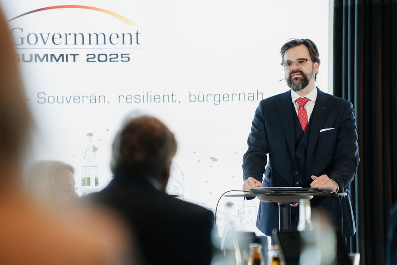 „Europas Zukunft nach dem Ende der liberalen Weltordnung“: Mit diesem sehr ernsten und drängenden Thema beschäftigte sich PD Dr. Frank Sauer von der Universität der Bundeswehr München in seiner Impulskeynote zum Thema Resilienz. Er beleuchtete nüchtern und in deutlichen Worten Europas Sicherheitskrise nach dem Ukrainekrieg und dem Rückzug der USA, erklärte, welche Hebel Europa noch hat und warum militärische Wehrhaftigkeit allein nicht genügt, um resilient zu werden.  (©Manuel Emme Fotografie)