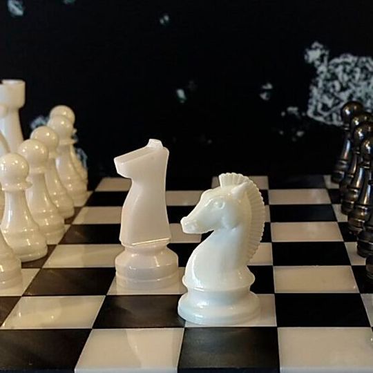 Der Verfahrensvergleich: vorne der 3D-gedruckte Springer, hinten der konventionell gefertigte. Der Verfahrensvergleich: vorne der 3D-gedruckte Springer, hinten der konventionell gefertigte.