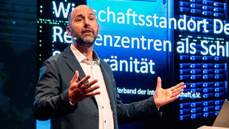 Ein besonderes Augenmerk der Veranstaltung galt der strategischen Bedeutung digitaler Infrastrukturen. So beleuchtete beispielsweise Alexander Rabe vom eco-Verband die wirtschaftliche und politische Relevanz von Rechenzentren und ihre Schlüsselrolle für Digitale Souveränität. (Bild: dtm group)