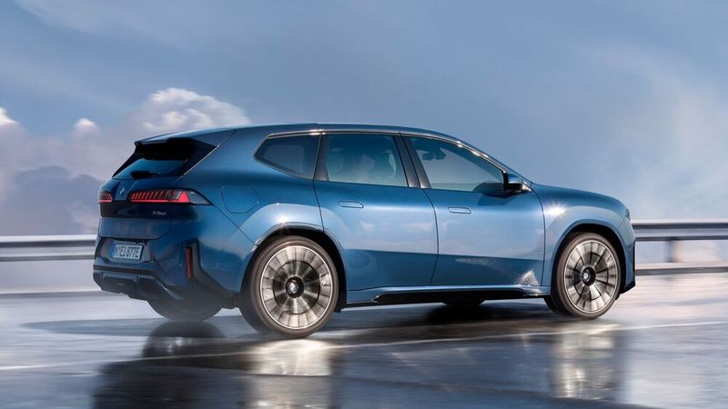 Am Gleichstrom-Schnelllader sind bis zu 400 kW Ladeleistung möglich. (Bild: BMW)