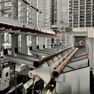 Die Ausgabestation Kastopick split vereinzelt bei SEW-Eurodrive das Langgut über Aushubsysteme. Das Material wird dann an die Zufuhrrollenbahn der Säge übergeben.(Bild:  Kasto)