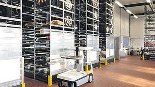 Das Regalsystem schafft Platz durch die kombinierte Lagerung von Teilen und Rädern/Reifen. Im Vordergrund ist das elektrische Höhenbediengerät Gorilla zu sehen.  Bild: Scholz (Archiv: Vogel Business Media)