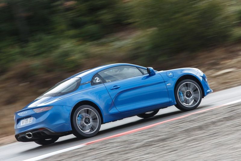 Der neue A110 folgt in vielen Details dem historischen Vorbild und ist eine absolute Fahrspaßmaschine. (Alpine)