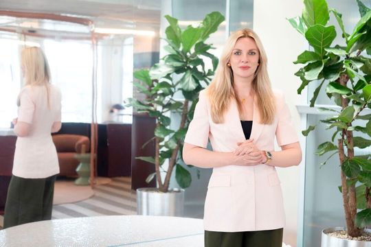 Lauren Hawker Zafer, Chief Operating Officer bei Squirro: «Die Partnerschaft mit Bühler steht für unsere gemeinsame Vision dessen, was fortschrittliche KI in einem weltweit agierenden Unternehmen leisten kann. Sie ermöglicht den Übergang von einfachen GenAI-Anwendungen zu agentenbasierten Workflows, die darauf ausgelegt sind, die Unternehmensleistung zu verbessern.»(Bild:  Squirro)