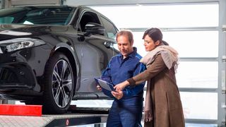 Reparaturaufträge können hinfällig werden, wenn der Wagen bei einem später abgeschlossenen Kaufvertrag in Zahlung gegeben wird. Das entschied das OLG Koblenz. (Bild: ProMotor)