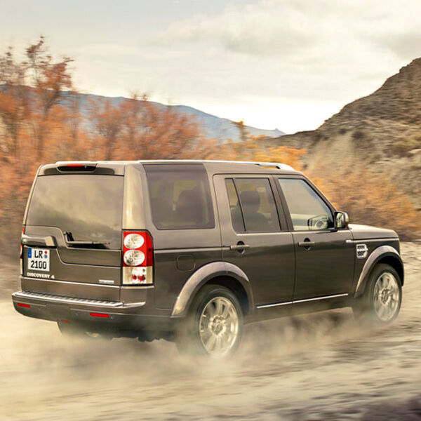 ... zur Wahl stehen ein 3,0-Liter-Diesl- oder 5,0-Liter-V8-Benzinmotor. (Land Rover)