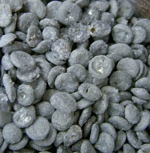 Zink: Risikoklasse: mittel. Einsatzfelder: Anwendung bei der Galvanik im Fahrzeugbau und Bauindustrie. Preisentwicklung: niedirg. Bis Mitte 2012 fiel der Preis auf 1800 Euro pro Tonne. Zukunftsrelevanz: mittel. Zink wird nur in wenigen Zukunftstechnologien verwendet. Politische Risiken: mittel. China ist wichtigster Lieferant, aber weitere Reserven sind breit gestreut. (Bild: Carsten Niehau, gemeinfrei, wikicommons)