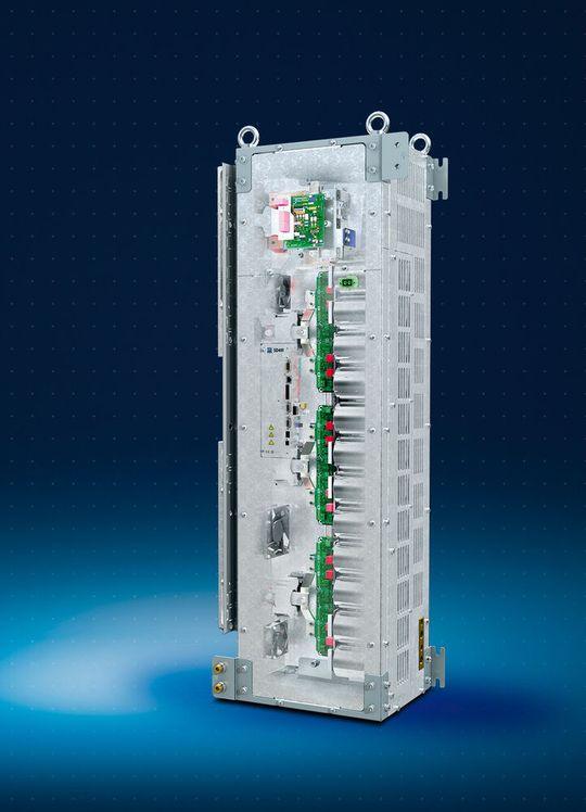 Im Vergleich zum Vorgänger SD2M bietet der Frequenzumrichter SD4M funktionell und regelungstechnisch nochmalige Steigerungen.(Bild:  Sieb & Meyer)