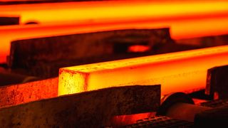 Jetzt wird es ökologisch heiß, in puncto grünem Stahl. Denn die Swiss Steel Group bringt mit der Stahlvariante Green Steel Stainless+ ein Material auf den Markt, das komplett rostfrei ist und dazu noch zu einem hohen Prozentsatz aus penibel sortiertem Stahlschrott ensteht ... (Bild: Swiss Steel Group)