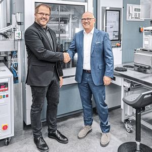 Der bisherige Geschäftsführer und Inhaber der Neddermann GmbH, Matthias Knieß (rechts), geht in den Ruhestand. Er hat die Führung an Sebastian Schill, Leiter der Technologiefabrik von Festo in Scharnhausen, übergeben.(Bild:  Festo)