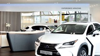 Der Lexus-Showroom ist gemäß der neuen CI der japanischen Premiummarke gebaut. (Auto Saxe)
