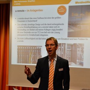 Dr. Björn Griese Business Unit Leiter Automation Products bei Weidmüller in Detmold: „Digitalisierungs- und Kommunikations-Technologien verändern die Automatisierung im Maschinen- und Anlagenbau. Den Weg der Veränderung werden wir im engen Dialog mit dem Kunden sowie mit flexiblen und skalierbaren Lösungen gestalten. Dazu haben wir unter dem Begriff u-mation verschiedene Automatisierungsportfolios zusammengefasst, um unseren Kunden passgenaue und kosteneffiziente Lösungen anbieten zu können.“ 