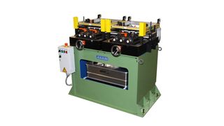 Die auf der Wire & Tube 2010 vorgestellte Duo-Bandkantenbearbeitungsmaschine bearbeitet spanabhebend die Kanten von gewickeltem Bandmaterial.  Bild: Julius Maschinenbau (Archiv: Vogel Business Media)