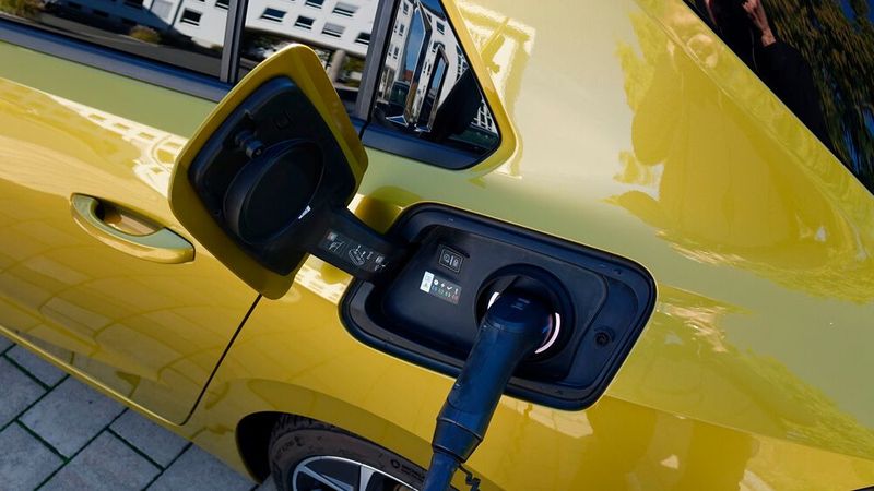 Der Testwagen war mit Plug-in-Hybrid ausgestattet. Elektrische Reichweite in der Praxis: rund 40 Kilometer. (Bild: Rosenow – »kfz-betrieb«)