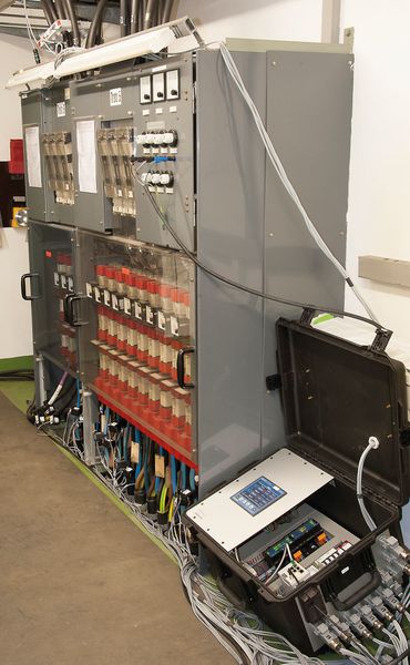 Die mobile Messbox neben einem Abgangsfeld. Die Klappwandler lassen sich ohne Eingriff am Leiteranschluss montieren und demontieren. Das macht den mobilen Einsatz erst möglich. (Janitza)