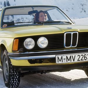 Zu Beginn gab es den E21 mit drei Vierzylinder-Motoren: 1,6 l / 90 PS (BMW 316), 1,8 l / 98 PS (BMW 318), 2,0 l / 109 PS (BMW 320). Alle Motoren entstammen der BMW-intern M10 genannten Motorenfamilie. Die Gemischaufbereitung erfolgte mit einem Solex-Registervergaser 32/32 DIDTA mit Startautomatik. Mit ein paar Monaten Zeitverzögerung kam der 320i auf den Markt. Dank Abstimmung auf Superbenzin und Gemischaufbereitung mit einer Bosch K-Jetronic kam der 2-Liter-M10 im 320i auf 125 PS. 1977 wurden dann die Motoren der Modelle 320 und 320i durch neu entwickelte Reihensechszylindermotoren der Baureihe M60 (später M20 genannt) ersetzt: Der 320 bekam eine 2,0 l / 122 PS – Doppelvergaserversion, der 323i eine 2,3 l / 143 PS – Variante des M60 spendiert. Kurz vor Produktionsende wurde dann noch der 315 mit 75 PS nachgelegt.(Bild:  BMW AG)