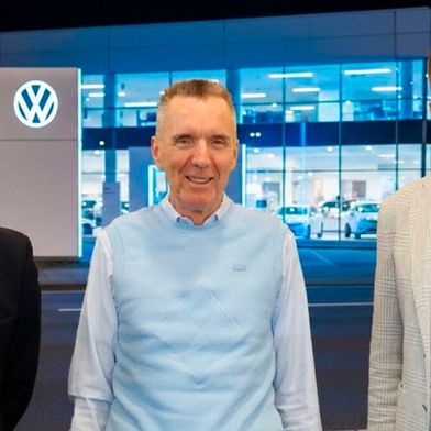 Der Volkswagen-Konzernvertrieb ordnet die Führung seiner Betriebe in Sachsen neu. Lutz Zwerger (l.) kehrt zu Volkswagen in Chemnitz zurück. Henri Strübing (m.) bleibt als Geschäftsführer Region Nord der VGRD Teil der Geschäftsführung der sächsischen Betriebe. Und Ben Jasper steht künftig neben Audi auch an der Spitze von Volkswagen in Leipzig. (Bild: Volkswagen Group Retail Deutschland GmbH)