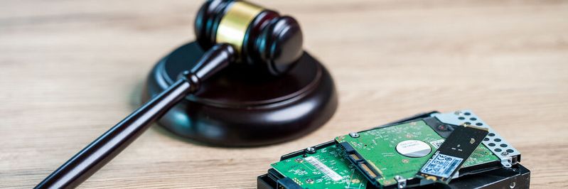 Die umstrittene Vorratsdatenspeicherung sollte Terrorismus, illegalen Waffenhandel und die Verbreitung kinderpornographischen Materials eindämmen. Aus Datenschutzgründen fand sie offiziell seit 2017 keine Anwendung mehr – nun wurde sie endgültig für rechtswidrig erklärt.(©  mnirat - stock.adobe.com)