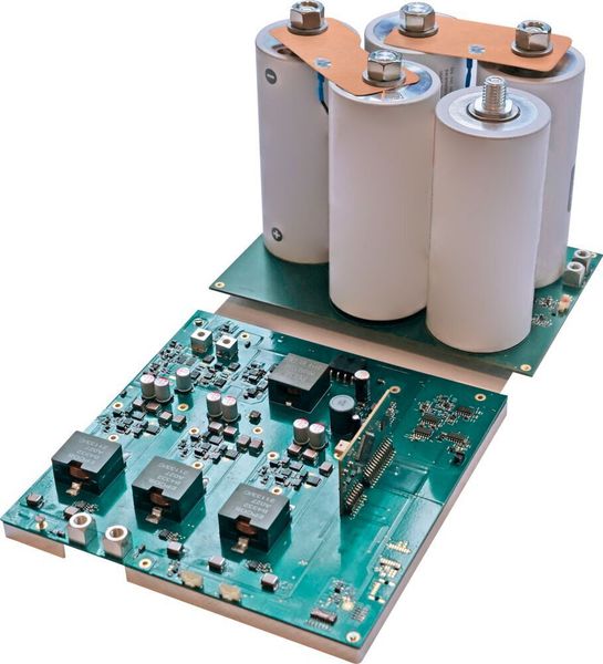 Die Idee eines hybriden Energiespeichersystems (HESS) geistert schon lange durch die Automobilbranche. Der Elektronik-Distributor Rutronik hat jetzt ein serienfähiges 48-Volt-Konzept entwickelt, das dank seiner Umschaltlogik und skalierbaren Architektur für ein breites Anwendungsspektrum geeignet ist. (Bild: Rutronik)