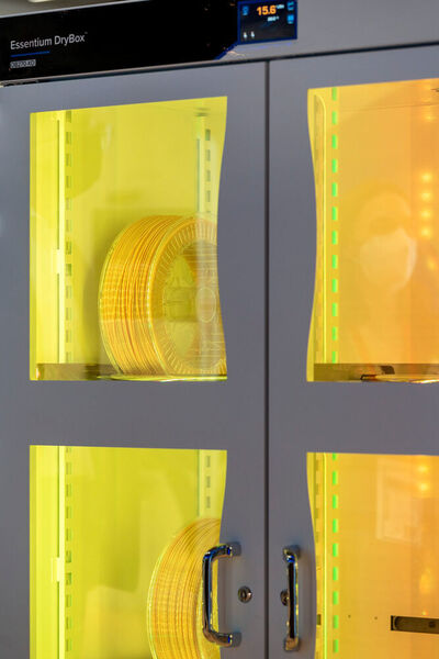 Filament-Lagerung. Die Essentium Dry Box arbeitet mit einem intuitiv verständlichen Farbkonzept – bei gelb ist die Luftfeuchtigkeit in der Lagerbox zu hoch… (S. Human/VCG)
