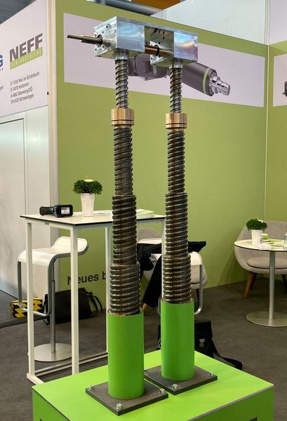 Bei Neff gab es in Stuttgart den Teleskopgewindetrieb M-TEG mit bis zu sieben Spindelstufen zu sehen, der auf der Hannover Messe 2023 erstmals vorgestellt wurde. Er bietet großen Hub im Verhältnis zum Einbaumaß. Das neue Produkt ist daher insbesondere für Anwendungen interessant, bei denen wenig Platz zur Verfügung steht – beispielsweise elektrisch fahrende Mobilkrane. Hier könnten die energieeffizienten Gewindegetriebe eingesetzt werden, um die Hydraulik in den Stützfüßen durch ein elektromechanisches System zu ersetzen. Das Unternehmen ist nicht nur für die mobilen Maschinen, sondern viele weitere Branchen Zulieferer, beispielsweise die Bühnentechnik, Papierherstellung und Medizintechnik. Neben Katalogware bietet es auch individuelle Lösungen an.  (Bild: dm)