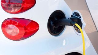 Sorgen die angekündigten Änderungen an der Innovationsprämie für Irritationen bei den Autokunden? Mit dieser Frage beschäftigt sich die aktuelle ZDK-Umfrage unter Autohändlern. (gemeinfrei)