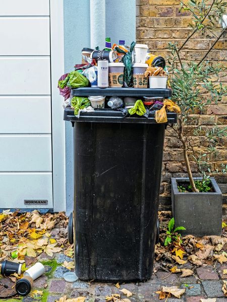 In privaten Haushalten – 58&nbsp;%  Der größte Teil der Lebensmittelabfälle entsteht in privaten Haushalten, mit einer Gesamtmenge von 6,3 Millionen Tonnen der Gesamtmenge. Diese Abfälle entstehen vor allem durch Lebensmittel, die nicht rechtzeitig verbraucht werden, oder durch Überkäufe und falsche Lagerung.  Lesetipp: Intelligente Vorratsboxen sollen erste Anzeichen von Schimmel erschnuppern (Bild: frei lizenziert)