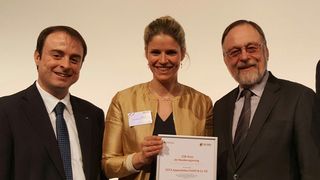 Esta wurde in der Sonderpreiskategorie „Betriebliche Integration geflüchteter Menschen in kleinen und mittelständischen Unternehmen“ mit dem CSR-Preis prämiert (v.l.n.r.: Alexander Kulitz (Mitglied der Geschäftsleitung), Jenny Göser (Marketing/CSR) und Peter Kulitz (Geschäftsführer)). (Bild: Esta )