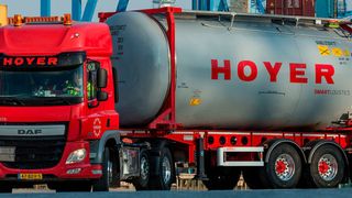 Die Hoyer Group setzt großflächig Zugmaschinen mit Euro-6-Motoren ein – am Heimatstandort Hamburg sind es 100 %. (Hoyer)