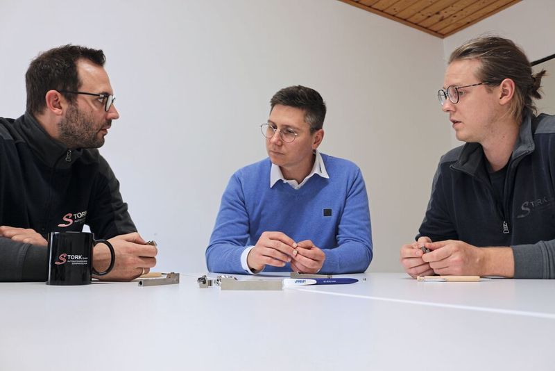 Haben gemeinsam die Rüstzeiten der Langdreher bei Stork reduziert (v. l. n. r.): Björn Birkholz (Geschäftsführer, Stork Automatendreherei), Michel Trill (technische Beratung und Verkauf,  Iscar) und Stork-Produktionsleiter Jonas Ecker. (Bild: Iscar)