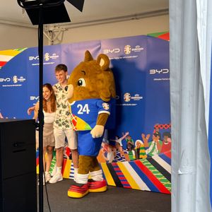 Gäste konnten sich am Eröffnungswochenende mit „Albärt“ fotografieren lassen, dem offiziellen Maskottchen der Fußball-Europameisterschaft.(Bild:  Sternauto)