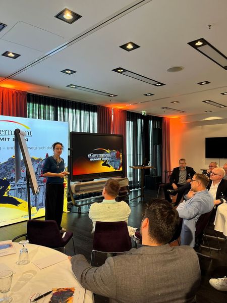 Wie breit das Anwendungsspektrum für KI in den Kommunen ist, zeigte Dr. Beate Ginzel, Referatsleiterin „Digitale Stadt“ der Stadt Leipzig, mit ihrem Impulsstatement – und lud anschließend zur Roundtable-Diskussion ein.  (©Vogel IT-Akademie)