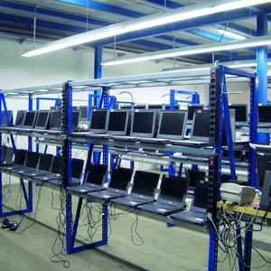 Hier am Ergotrade-Teststand wird jedes Gerät nach Reinigung, zertifizierter Datenlöschung und anderen Maßnahmen vor der Auslieferung auf seine Funktionstüchtigkeit hin geprüft.