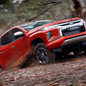 Weil ein Pick-up zuallererst Arbeitstier ist, ordentlich was wegstecken und noch mehr wegschleppen muss, standen weder der Leiterrahmen noch die Blattfedern zur Diskussion(Bild:  Mitsubishi)