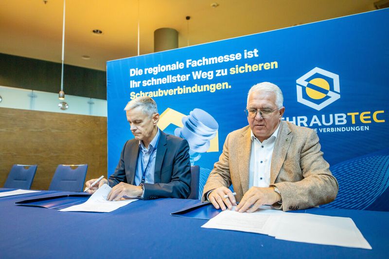 Auf der Schraubtec Dresden haben Hans Führlbeck, Geschäftsführer Deutscher Schraubvenverband (links) und Bernd Weinig, Director Trade Fair Solutions & Partnerships der Vogel Comunications Group und Projektleiter Schraubtec, die Partnerschaft mit ihren Unterschriften besiegelt. (Bild: Amelie Jehmlich)