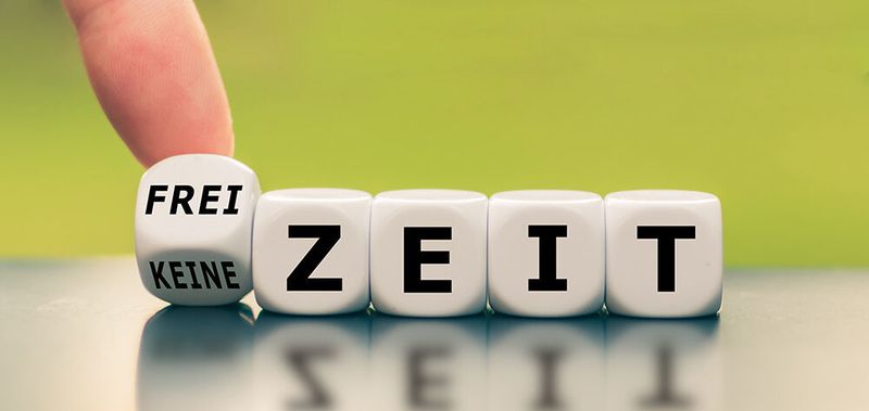 10. Auch wenn die Arbeit nun Zuhause ist, sollte man nicht den ganzen Tag am Schreibtisch verbringen. Das ist auf lange Sicht gefährlich und kann zu einem Burnout führen. Es gilt also: Wenn es keine dringende Aufgabe abzuschließen gibt, ist es wichtig, den Arbeitstag rechtzeitig zu beenden und sich auf den folgenden Feierabend zu freuen. (Fokussiert - stock.adobe.com)